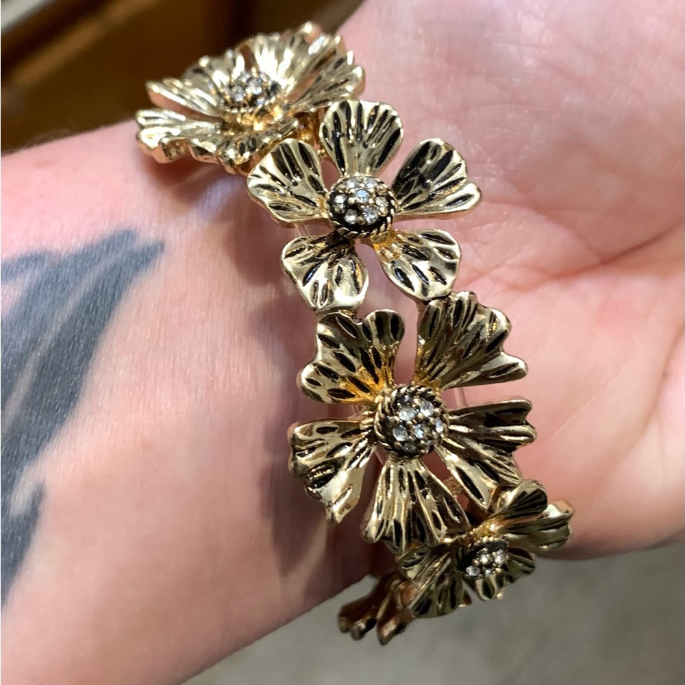 VTG Napier Gold Tone Flower stretch bracelet